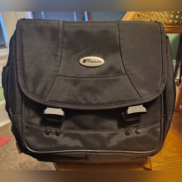 Targus Crossbody Tavel Bag - Picture 1 of 10
